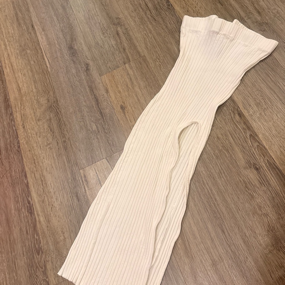 Ribbed Knit maxi skirt with high slit - white